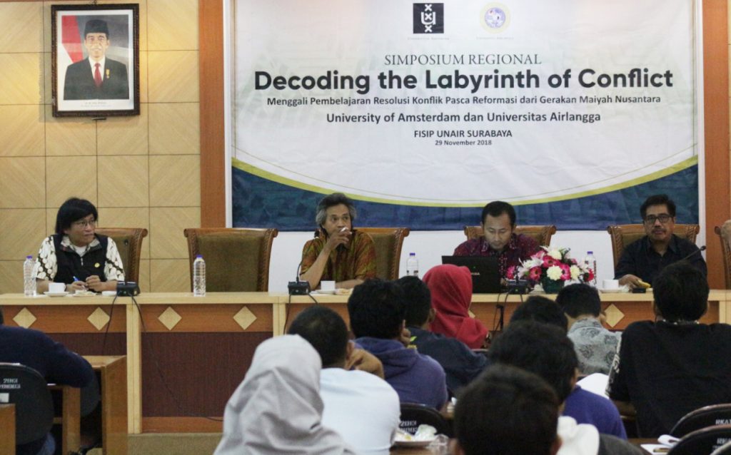SUASANA Simposium Regional bertajuk Decoding the Labyrinth of Conflict: Menggali Pembelajaran Resolusi Konflik Pasca Reformasi dari Gerakan Maiyah Nusantara pada Kamis (29/11) di Aula Adi Sukadana Fakultas Ilmu Sosial dan Ilmu Politik (FISIP) Universitas Airlangga. (Foto: Feri Fenoria Rifa’i)