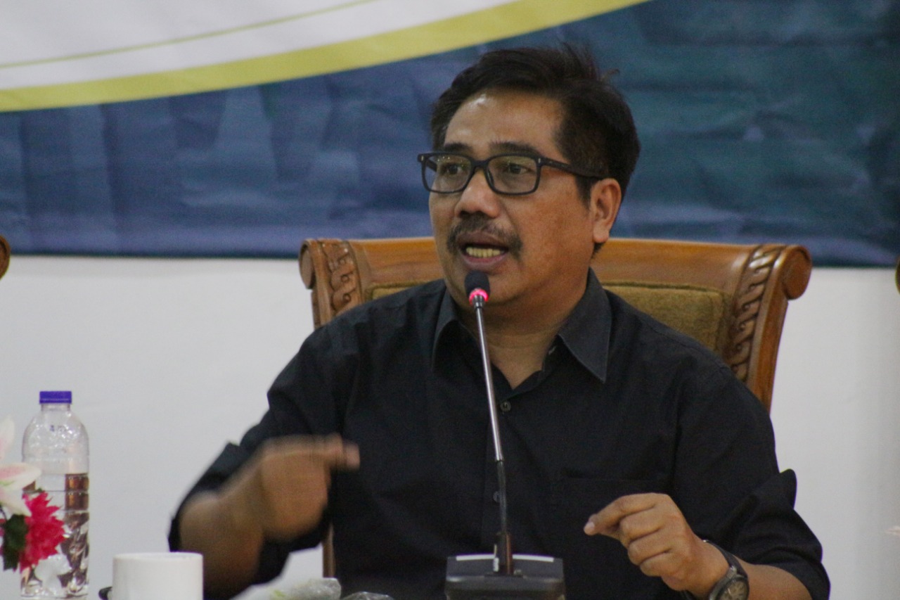 Dr. Suko Widodo saat memberikan paparan dalam Simposium Regional Decoding the Labyrint of Conflict, Menggali Pembelajaran Resolusi Konflik Pasca Reformasi dari Gerakan Maiyah Nusantara di Aula Adi Sukadana, Lantai 2, Gedung FISIP Kampus C UNAIR, pada Kamis (29/11). (Foto: Feri Fenoria Rifai)