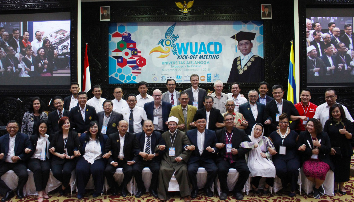 SEJUMLAH delegasi dari berbagai negara berfoto bersama dalam kegiatan bertajuk World Universities Association for Community Development (WUACD) Kick-off Meeting Universitas Airlangga pada Jum’at (30/11) di Aula Amerta, Lantai 4, Kantor Manajemen Universitas Airlangga Kampus C. (Foto: Feri Fenoria)