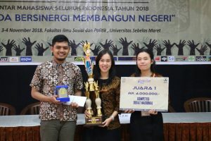 Tiga Ksatria Airlangga Hasbi Ashshidiqqi (kiri), Aisyah Ayu Anggraeni Hidayat (tengah), dan Ria Setiawati (kanan) saya menerima awarding dalam Anafora: National Debat Competition di Fakultas Ilmu Sosial dan Ilmu Politik, Universitas Sebelas Maret. (Foto: Istimewa)