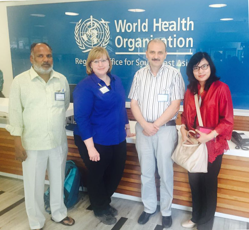 Dr. Cita Rosita Sigit Prakoeswa., dr., SpKK(K), FINSDV, FAADV., (paling kanan) bersama sejumlah peneliti di kantor Organisasi Kesehatan Dunia atau World Health Organization (WHO). (Foto: Istimewa)