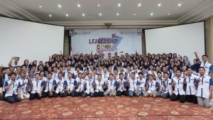 Peserta Leadership Camp GenBI Jatim 2018 bersama Emil Dardak dan Kepala BI KPw Jatim, Difi Ahmad Johansyah, beserta jajarannya berfoto bersama di Hotel & Resort Jambuluwuk, Batu. (Foto: Istimewa)