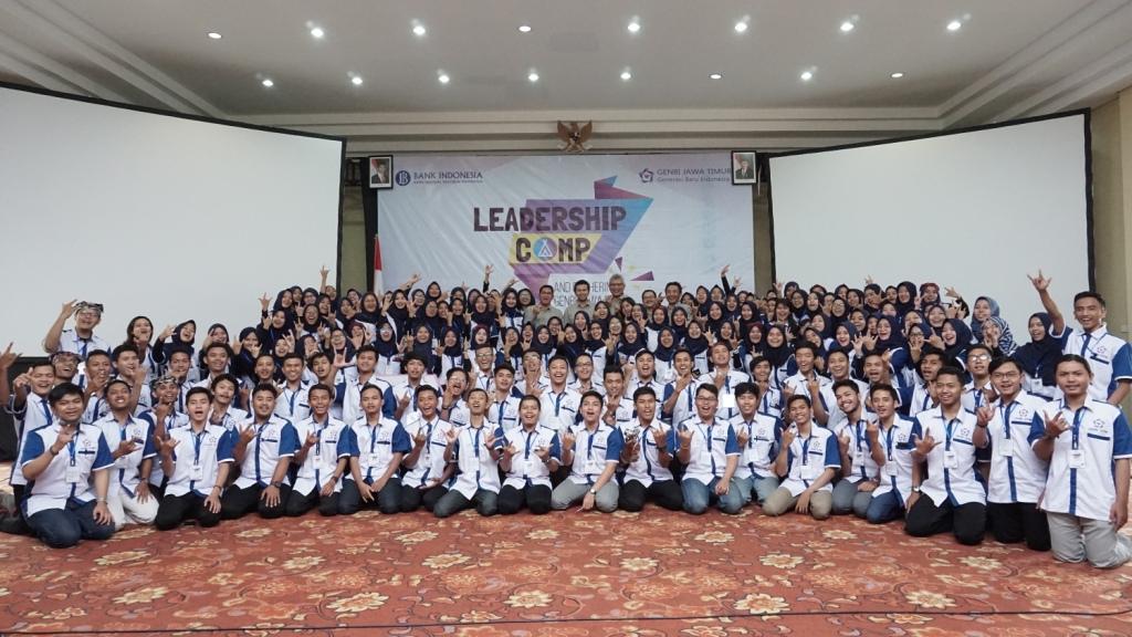 Peserta Leadership Camp GenBI Jatim 2018 bersama Emil Dardak dan Kepala BI KPw Jatim, Difi Ahmad Johansyah, beserta jajarannya berfoto bersama di Hotel & Resort Jambuluwuk, Batu. (Foto: Istimewa)