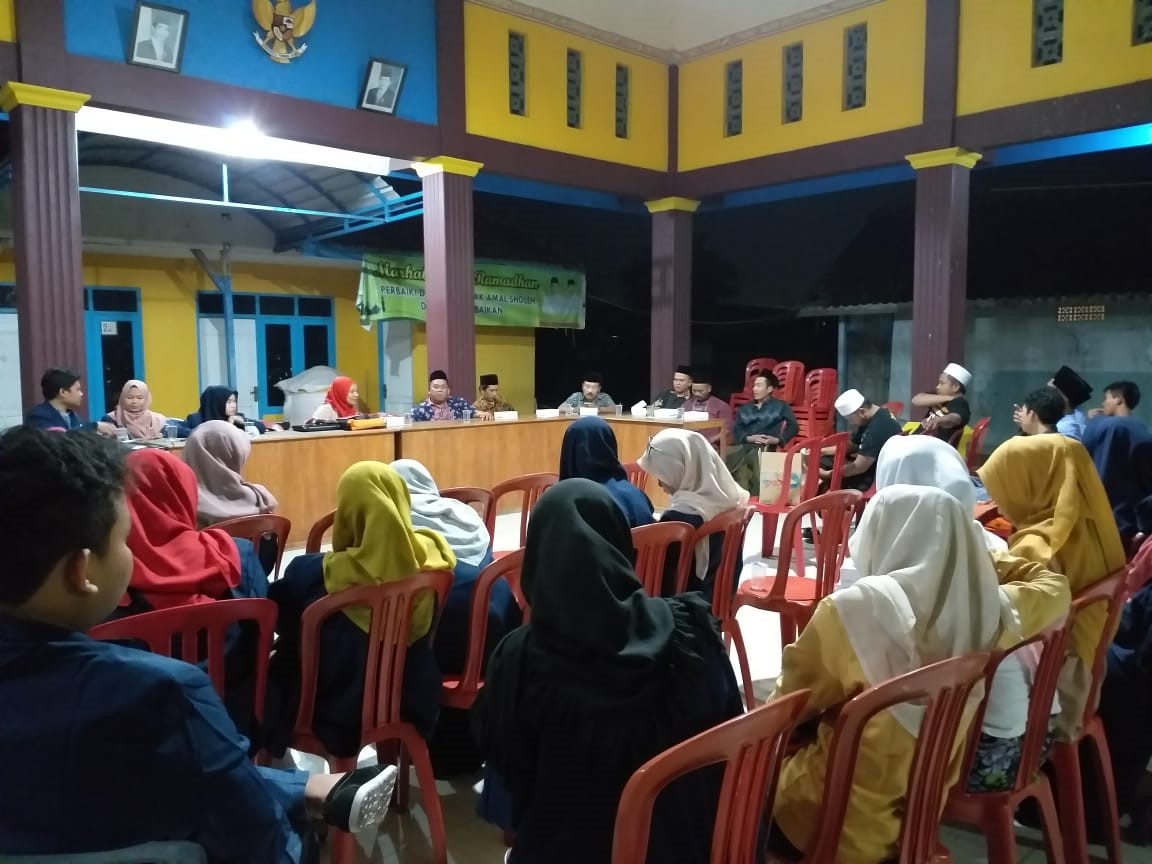 TIM pengabdian masyarakat Prodi D3 Keperawatan Fakultas Vokasi Universitas Airlangga mengelar sosialisasi bahaya pernikahan dini dan kesehatan kepada masyarakat Desa edangkulut, Kecamatan Cerme, Gresik. (Foto: Istimewa)