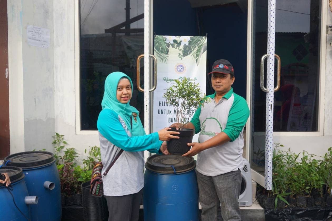 2. PENYERAHAN secara simbolis bibit pohon oleh Dosen Fakultas Keperawatan UNAIR kepada perwakilan warga RT 03 Kendang Sari. (Foto: Istimewa)