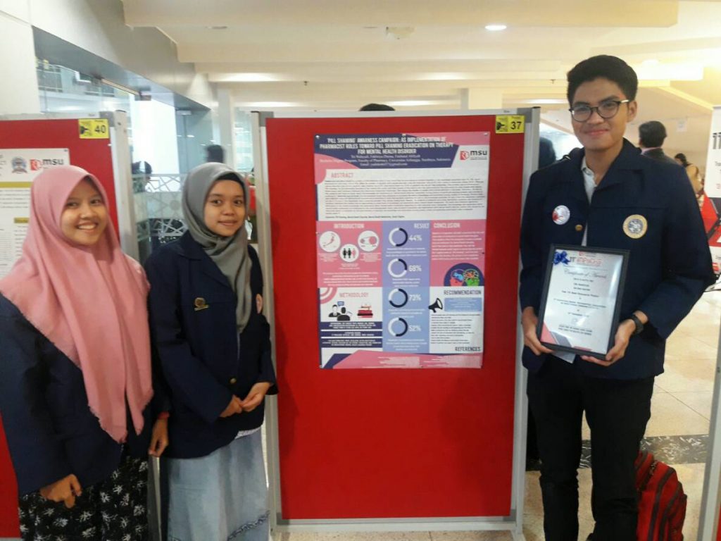 TIM Reasearch Poster Competition Universitas Airlangga berfoto bersama di booth poter dalam acara 11th International Medical, Pharmaceutical, Cosmeceutical and Health Science Symposium (iMPaCHS) Management and Science University, Malaysia, pada Kamis (13/12). (Foto: Istimewa)