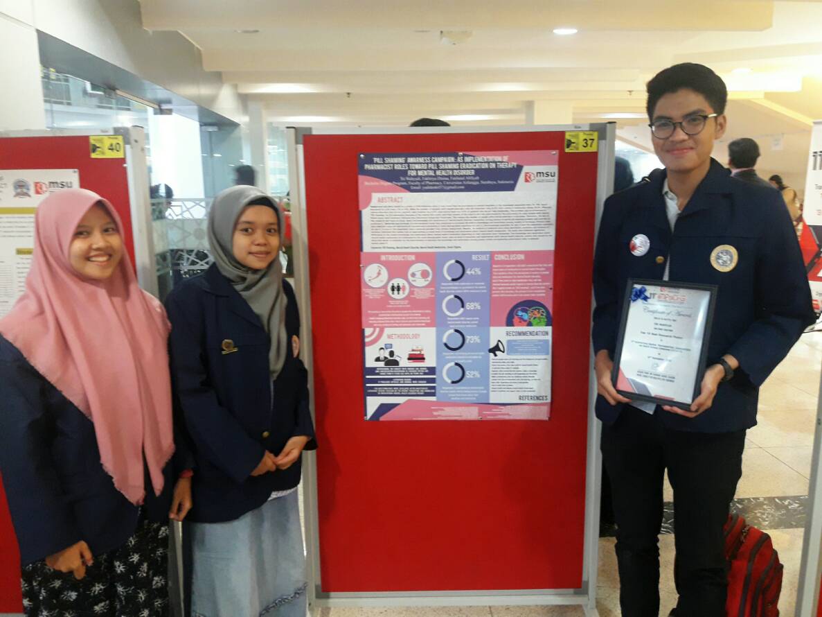 TIM Reasearch Poster Competition Universitas Airlangga berfoto bersama di booth poter dalam acara 11th International Medical, Pharmaceutical, Cosmeceutical and Health Science Symposium (iMPaCHS) Management and Science University, Malaysia, pada Kamis (13/12). (Foto: Istimewa)