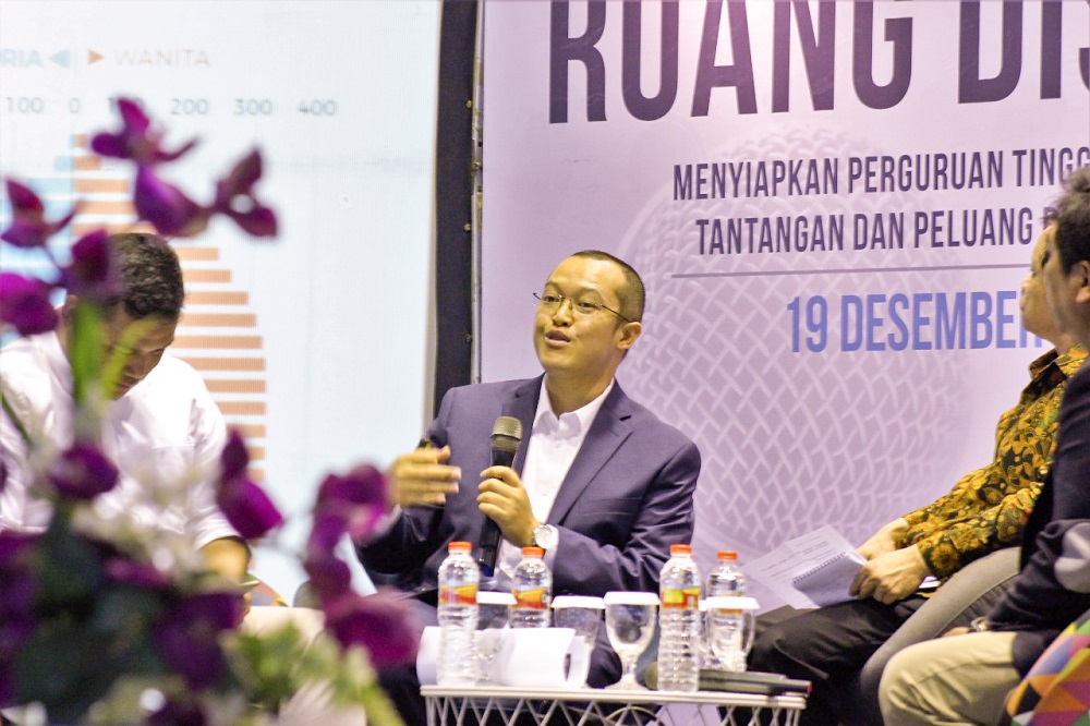 Guru Besar FEB UNAIR Prof. Badri Munir Sukoco, Ph.D., saat menyampaikan materi. (Foto: Agus Irwanto)