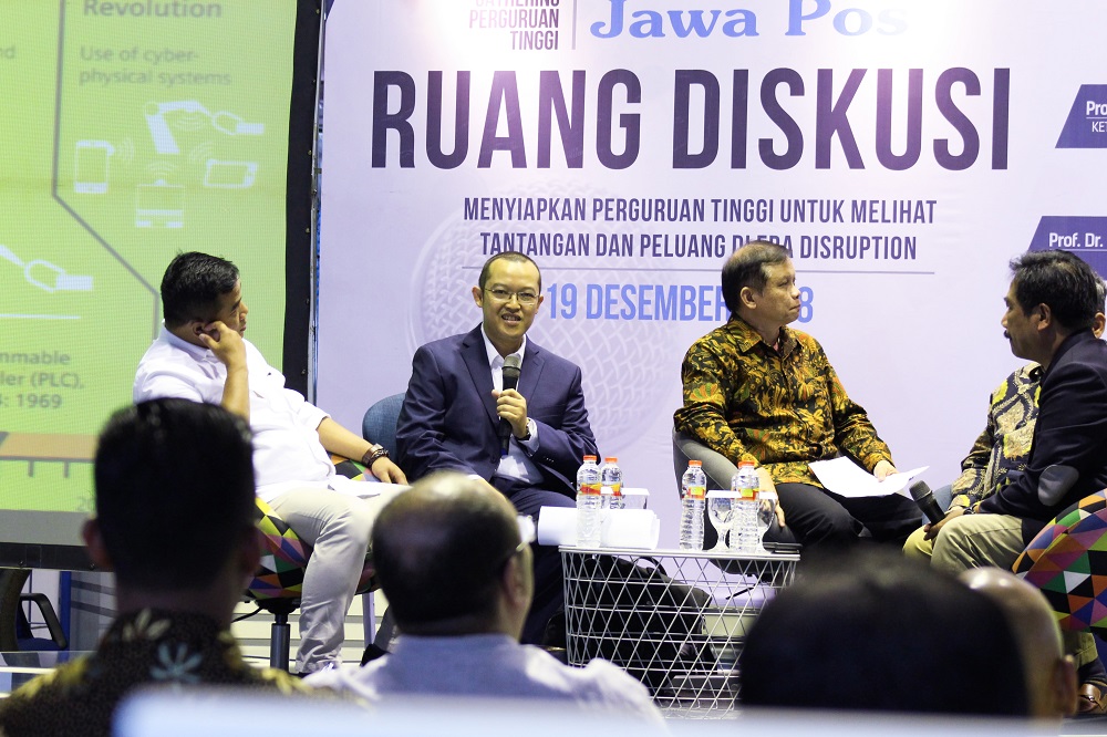 Prof. Badri Munir Sukoco SE., MBA., Ph.D., selaku guru besar FEB Universitas Airlangga saat memberikan paparan dalam diskusi bertajuk Gathering Perguruan Tinggi se-Jawa Timur di Lounge Jawa Pos, Lantai 4, Graha Pena, pada Rabu (19/12). (Foto: Agus Irwanto)