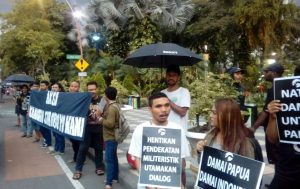 Aksi BEM FISIP yang dilangsungkan di depan Gedung Grahadi. (Foto: Istimewa)