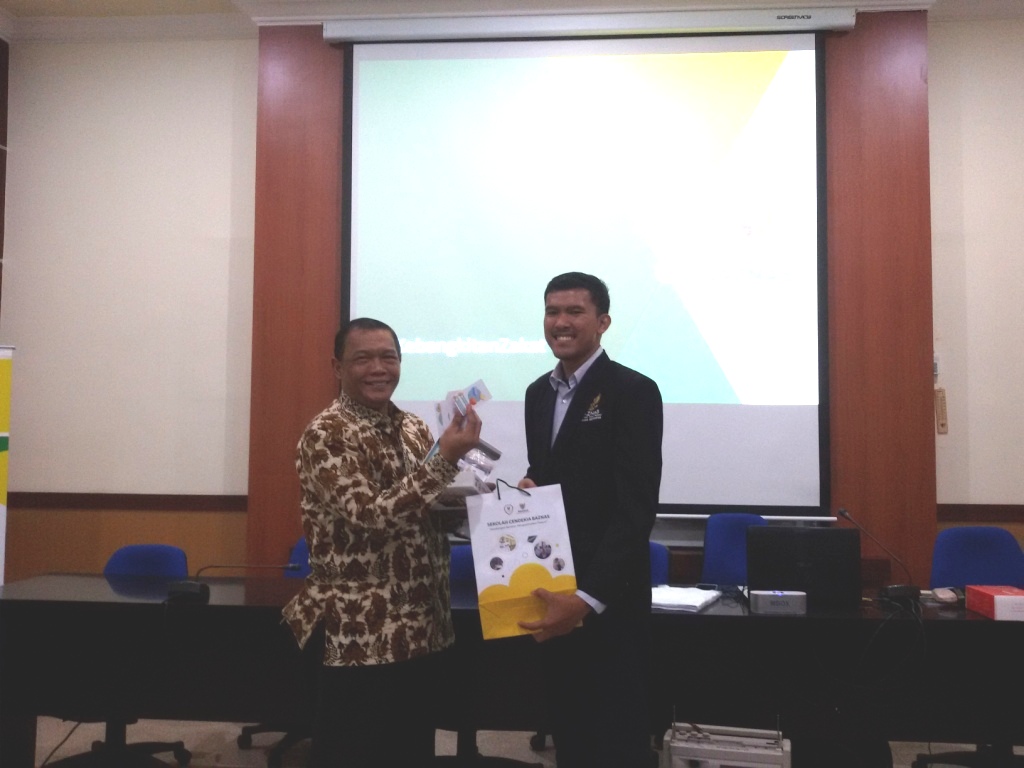 (Penyerahan Cinderamata dari UNAIR kepada Perwakilan Lembaga Beasiswa Baznas pada kegiatan Pembinaan dan Evaluasi mahasiswa penerima Beasiswa Cendekia Baznas 2018, Minggu (16/12)) (Zanna Afia Deswari)