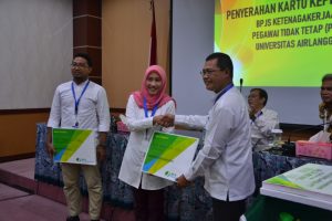 Direktur SDM UNAIR Dr. Purnawan Basundoro saat serah terima secara simbolik kartu BPJS. (Foto: Istimewa)
