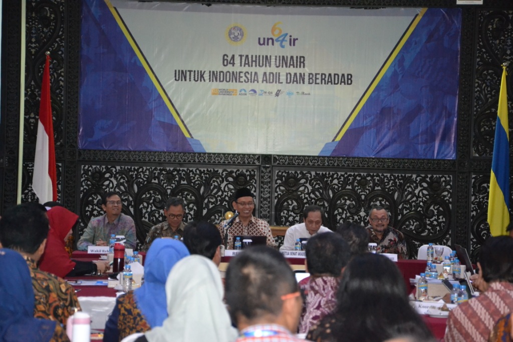 Rektor UNAIR Prof. Nasih saat memandu jalanya Rapat Pimpinan Akhir Tahun 2018. (Foto: Nuri Hermawan)