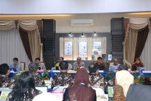 Tim Asesor saat melangsungkan diskusi dengan pihak UNAIR. (Foto: Nuri Hermawan)