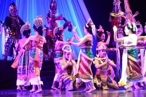 GALUH Sekar (kiri) dan Airlangga mengikuti prosesi pernikahan dalam pergelaran wayang orang dengan judul ”Maharaja Airlangga” di Gedung Pertunjukan Taman Budaya Jawa Timur (Cak Durasim, Red) pada Jum’at malam (30/11). (Foto: Feri Fenoria Rifa’i)