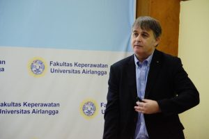 PROF. Gramae Drummond Smith RN. BA FEANS Phd dari University of Edunburg, Skotlandia, saat memberikan paparan dalam ”Workshop Reworking Manustcript For Publication” di ruang Rapat Pimpinan 2, Fakultas Keperawatan, Universitas Airlangga pada Kamis (6/12). (Foto: Khefti Al Mawalia)