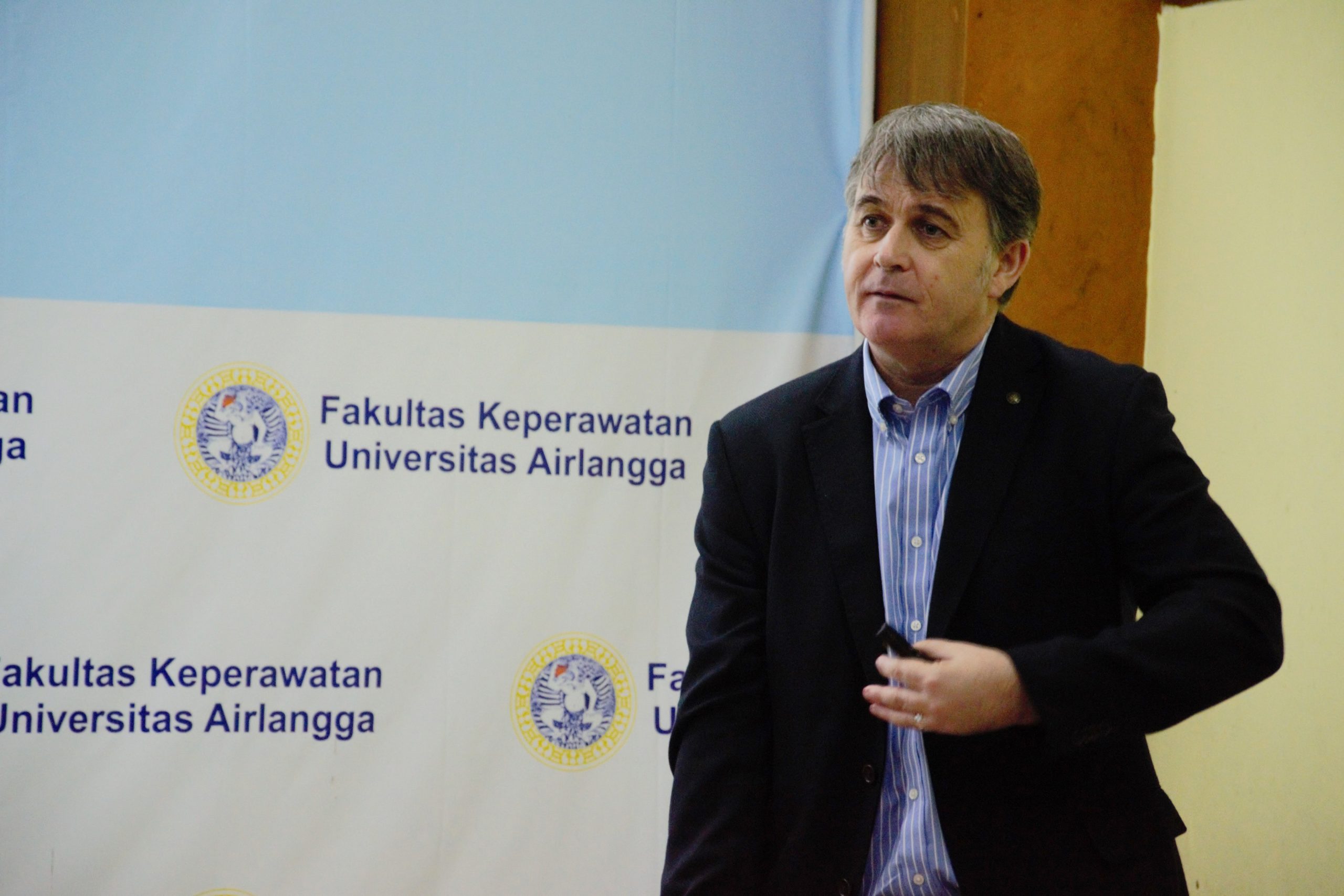 PROF. Gramae Drummond Smith RN. BA FEANS Phd dari University of Edunburg, Skotlandia, saat memberikan paparan dalam ”Workshop Reworking Manustcript For Publication” di ruang Rapat Pimpinan 2, Fakultas Keperawatan, Universitas Airlangga pada Kamis (6/12). (Foto: Khefti Al Mawalia)