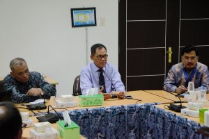 DARI kiri, Wakil Rektor III UPN Veteren Jakarta Dr. Ir. Halim Mahfud, M.Sc.; Wakil Rektor I UNAIR Prof. Djoko Santoso, dr., Ph.D., K-GH., FINASIM.; dan Direktur Kemahasiswaan Dr. M. Hadi Shubhan., S.H., M.H., CN., dalam sharing yang bertajuk Benchmarking Jajaran Bidang Kemahasiswaan dan Kerja Sama pejabat dari Direktorat Kemahasiswaan pada Kamis (6/12) di Ruang Sidang, Lantai 3, Kantor Manajemen Kampus C. (Foto: Feri Fenoria)