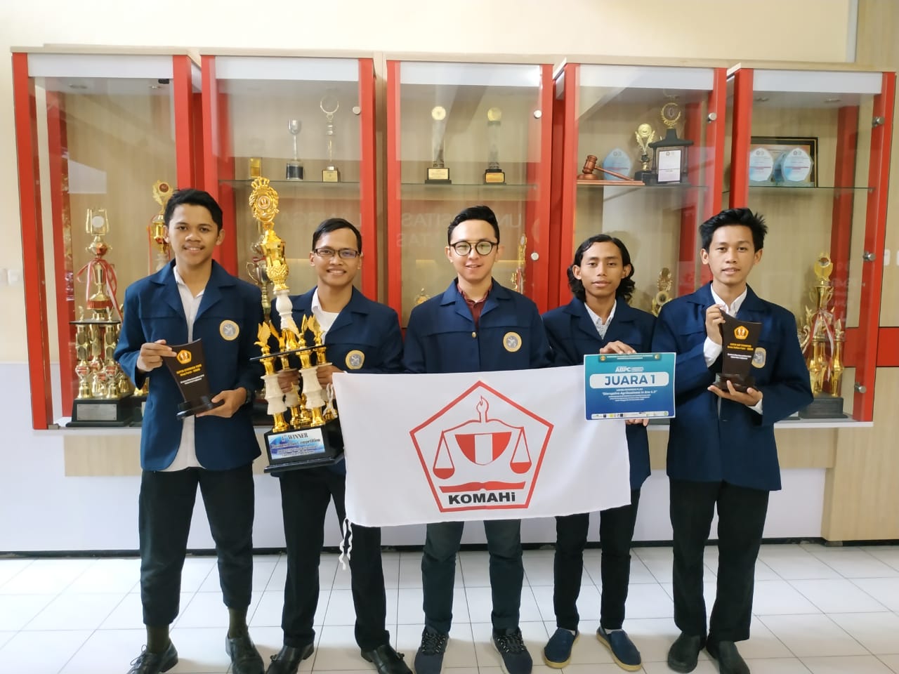 DELEGASI Universitas Airlangga dari Fakultas Hukum (FH) dan Fakultas Ekonomi dan Bisnis (FEB) meraih 3 juara dalam Agribusiness Business Plan Competition (ABPC) 2018 di Universitas Padjajaran. (Foto: Doc Pribadi)