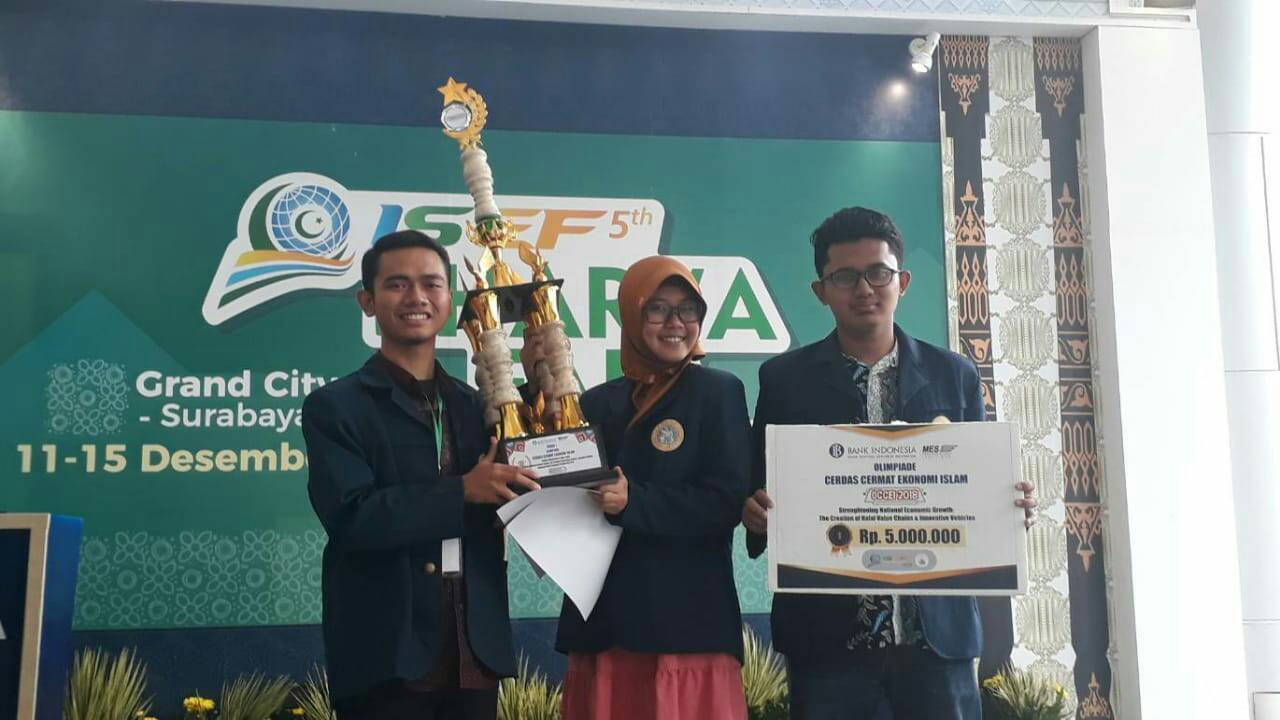 TIGA mahasiswa Ekonomi Islam, dari kanan Sholikhudin Alawy, Irma F. Hikmah, dan Iqbal Rifqi. (Foto: Istimewa)