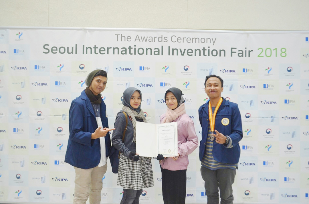 EMPAT Mahasiswa berhasil meraih medali perak dalam kompetisi Seoul International Invention Fair (SIIF), Seoul, Korea Selatan, pada Kamis–Sabtu (6–8/12/2018). (Foto: Istimewa)