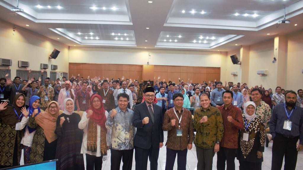 SESI foto bersama antara peserta Public Seminar Inclusive Islamic Finance For Development bersama dengan Wakil Rektor III Prof. Ir. Moch. Amin Alamsjah, M.Si., Ph.D. (empat dari kiri); jajaran pimpinan Bank Indonesia; dan Prof. M. Kabir Hassan (lima dari kiri) dari University Of New Orleans, USA, di Aula Fadjar Notonegoro Fakultas Ekonomi dan Bisnis UNAIR, Jum’at (14/12). (Foto: Istimewa)