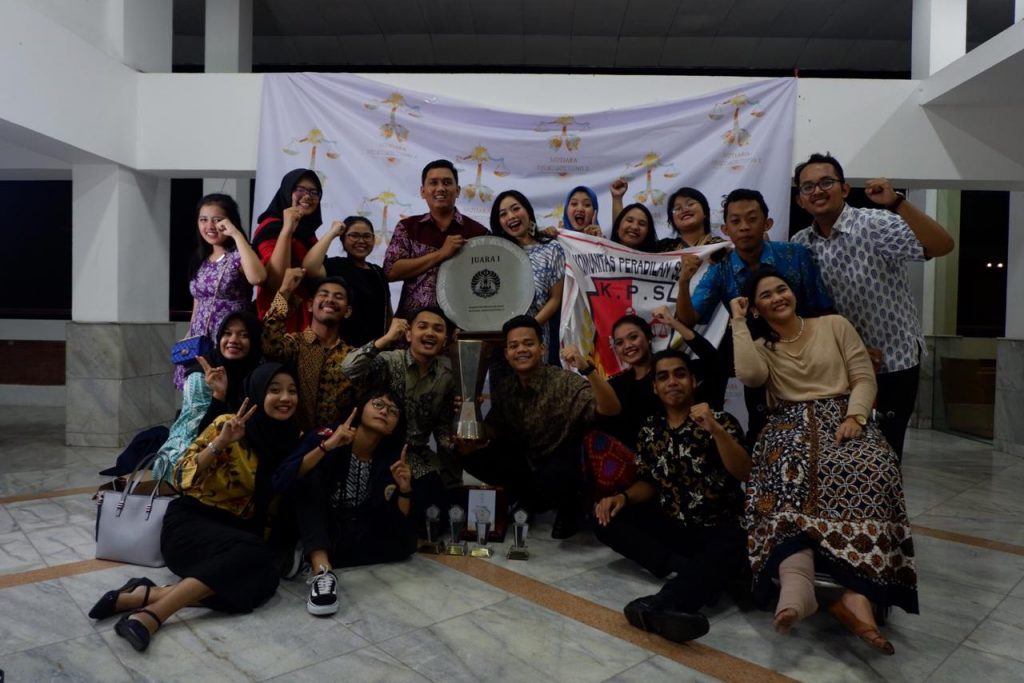 Tim KPS FH UNAIR usai memenangkan laga National Moot Court Competition (NMCC) Mutiara Djokosoentono X. (Foto: Istimewa)