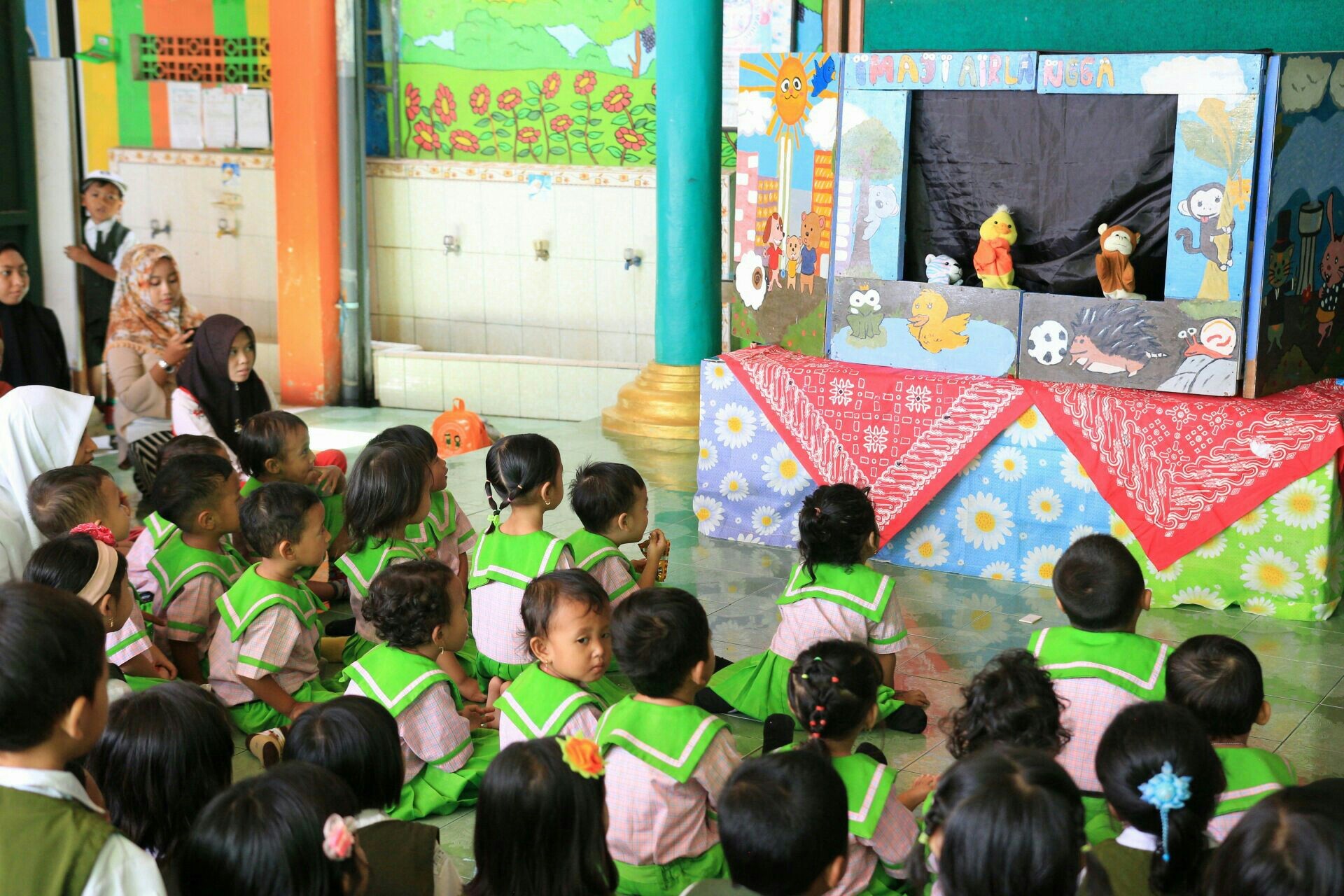 Anak-anak TK saat menikmati pertunjukan MAJA FIB UNAIR. (Foto: Istimewa)