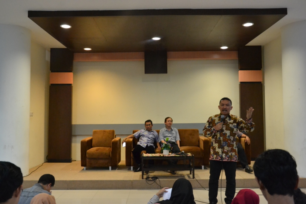 Dr. Bimo Aksono saat memberikan arahan kepada seluruh tim PKM. (Foto: Istimewa)
