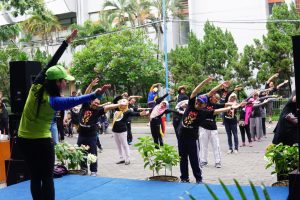 Sambil Meliuk, Peserta tampak asikmenirukan instruktur senam diUlang Tahun FIB UNAIR ke-20 pada Minggu pagi (09/12) (Foto: Aziz Bilbargoya).