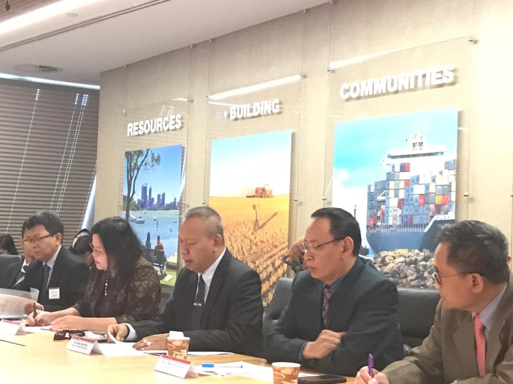 REKTOR UNAIR Prof. Dr. Mohammad Nasih SE., M.T., Ak., CMA., (dua dari kanan) hadir sebagai Co-Chair dalam Rapat JWG (Joint Working Group) Sister State Australia Barat-Jawa Timur di Perth pada Senin (10/12). (Foto: Istimewa)