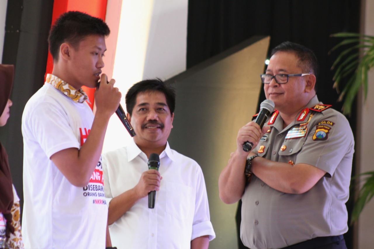 KETUA Pusat Informasi dan Humas (PIH) UNAIR Dr. Suko Widodo (tengah) dan Kepala Kepolisian Daerah (Kapolda) Jawa Timur Irjen. Pol. Drs. Lucky Hermawan saat berbincang dengan salah seorang peserta Dialog Kebangsaan Peran Generasi Milenial Dalam Menjaga dan Merawat NKRI pada Kamis (13/12) di Aula Mahameru Mapolda Jatim. (Foto: Agus Irwanto)