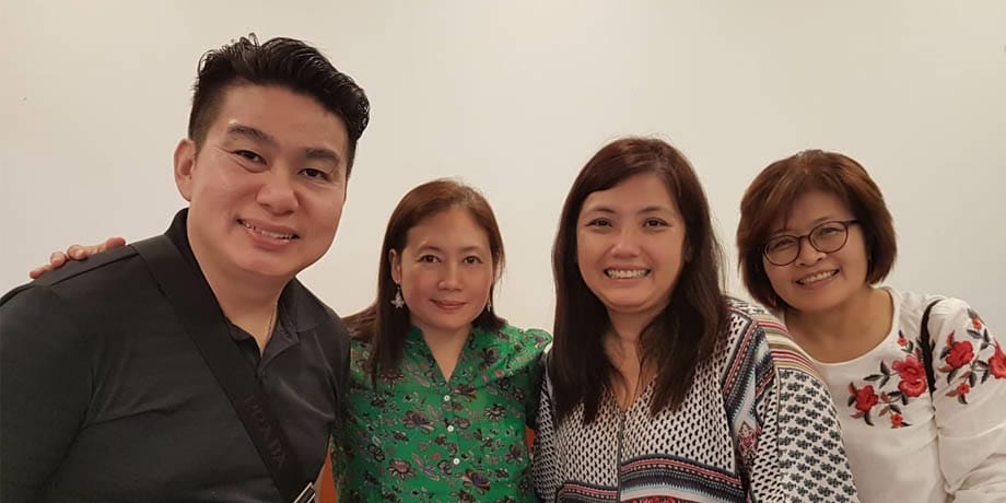 YUNI Sari Amalia (dua dari kiri) tengah berfoto dengan tiga dari tujuh profesor Ngee Ann Polytechnic. (Foto: Istimewa)