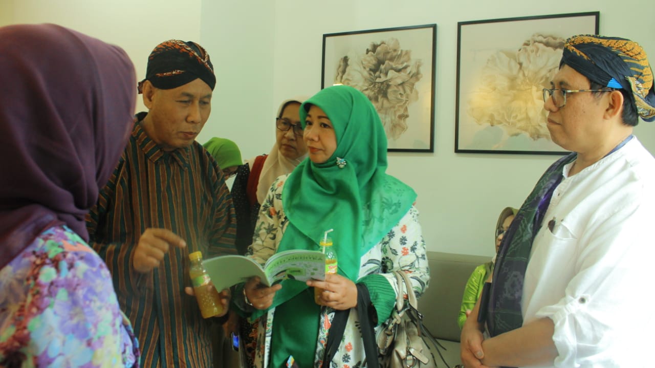 1. Prof. Dr. H. Djoko Agus Purwanto Apt, M,Si dari departemen farmasi saat memberikan pejelasan kepada jajaran Dinas Kesehatan dan Kementerian Kesehatan di Poli Pengobatan Tradisional Rumah Sakit Universitas Airlangga (RSUA). (Foto: Istimewa)