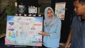 MAHASISWA peserta American Poster Exhibition saat melakukan diskusi dengan pengujung pameran. (Foto: Istimewa)