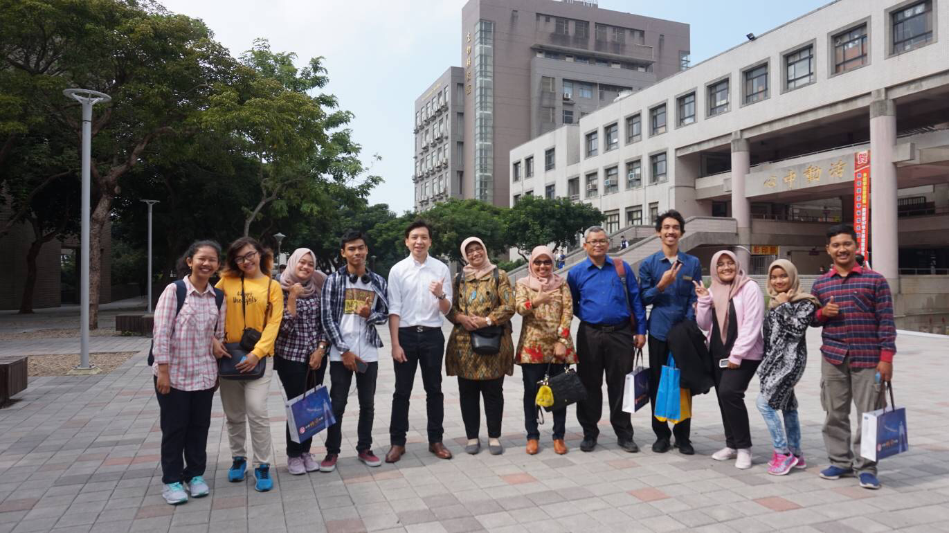 1. FOTO bersama delapan delegasi dan tiga dosen FST UNAIR dengan Professor Jheng-Jie Jiang. (Foto: Istimewa)