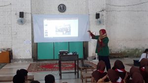 FOTO Dr. Lestari Sudaryanti, dr., M.Kes., saat memberikan penjelasan kepada siswa dan siswi MTs Tarbiyatul Wathon. (Foto: Istimewa)