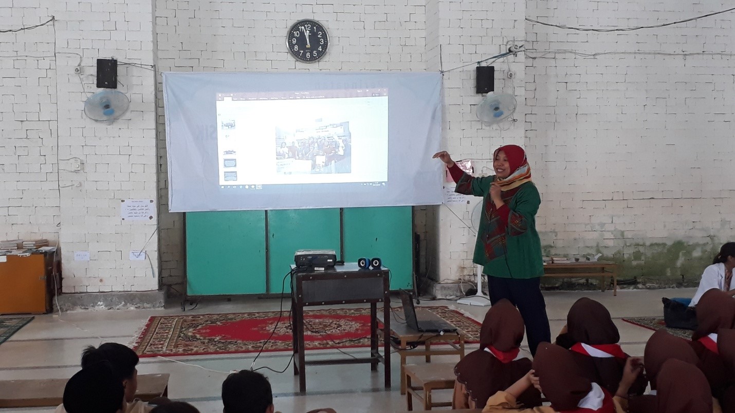 FOTO Dr. Lestari Sudaryanti, dr., M.Kes., saat memberikan penjelasan kepada siswa dan siswi MTs Tarbiyatul Wathon. (Foto: Istimewa)