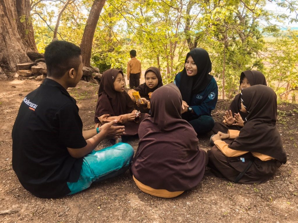 1. SALAH satu kegiatan ABC mengabdi dan mengajar anak-anak di pelosok Bojonegoro. (Foto: Istimewa)