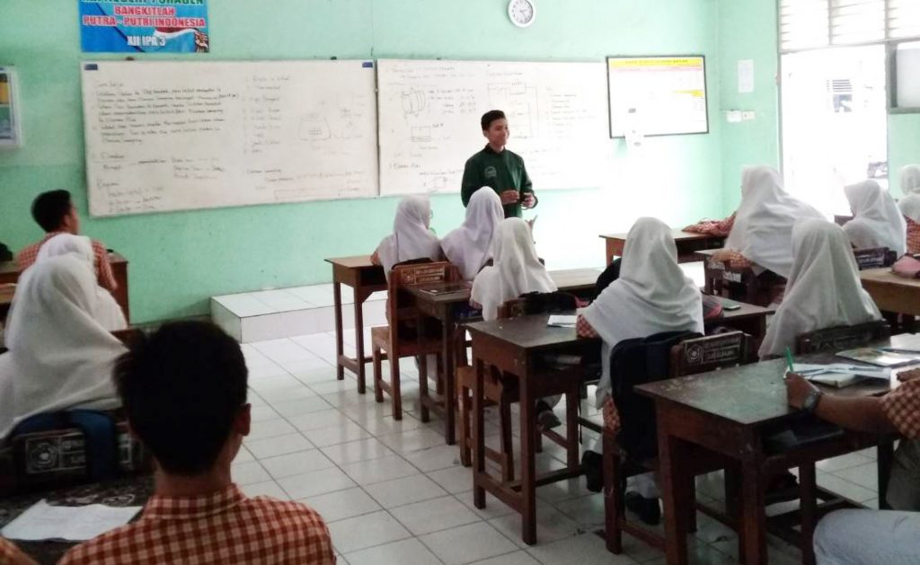 PEDRO ketika menyosialisasikan pendidikan tinggi dan beasiswa Bidikmisi kepada siswa MAN 1 Sragen. (Foto: Istimewa)