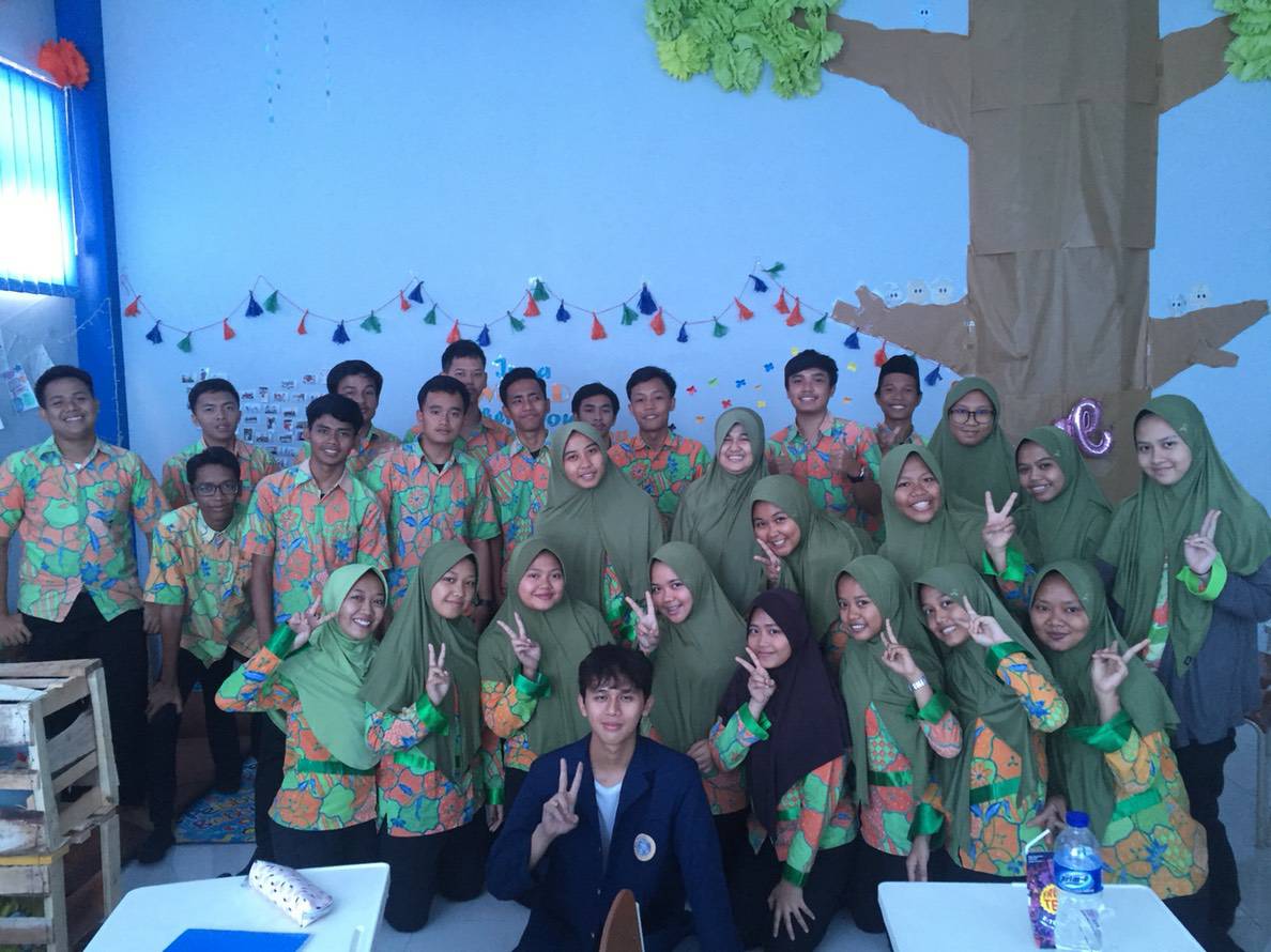 KEGIATAN Isagalam Mulang Pekon yang dilakukan ketika libur kuliah tiba dengan memberikan pengenalan tentang UNAIR. (Foto: Istimewa)