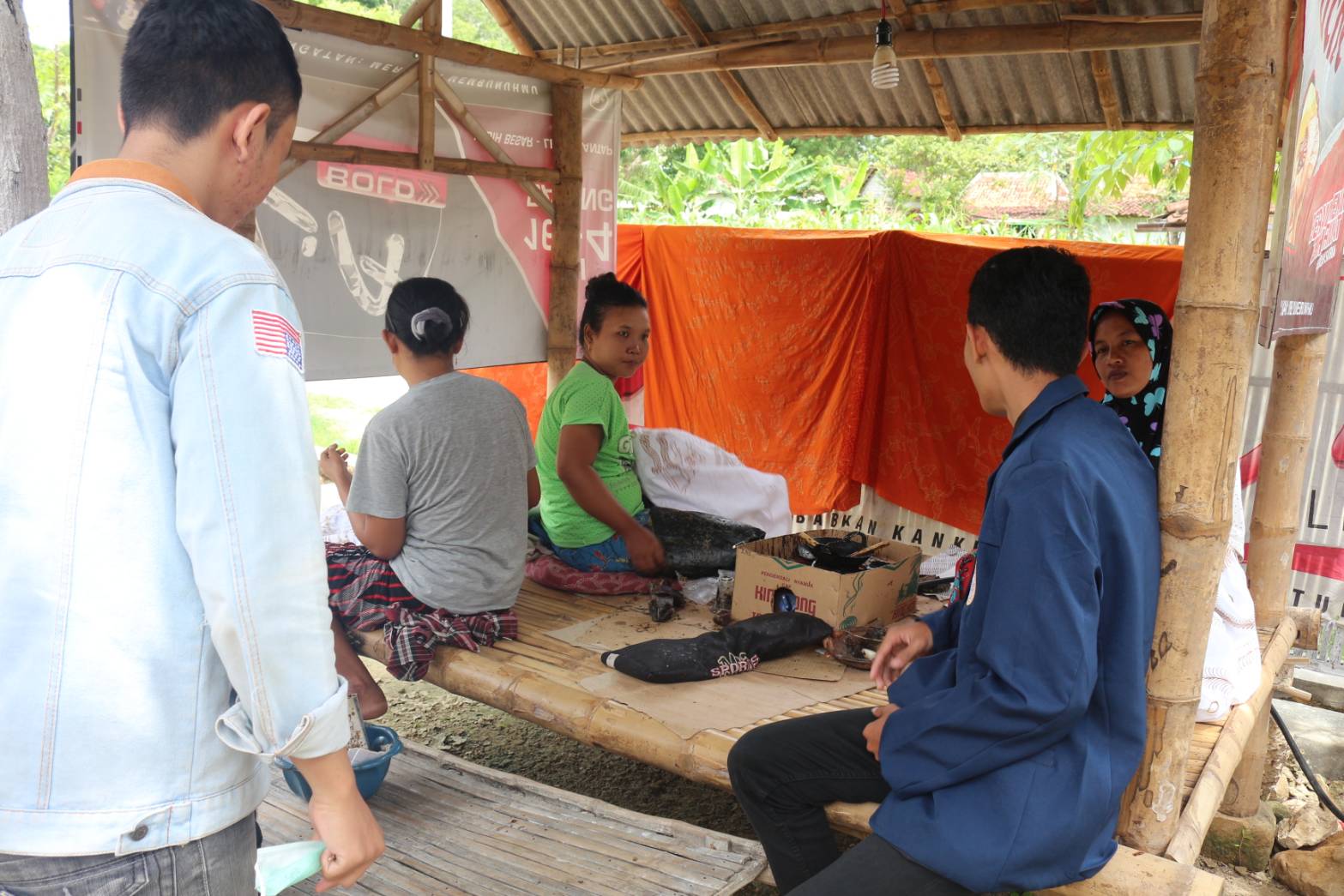ANGGOTA FORMARA belajar membatik sekaligus mendengarkan keluh kesah warga dalam rangkaian Abdi Desa. (Foto: Istimewa)