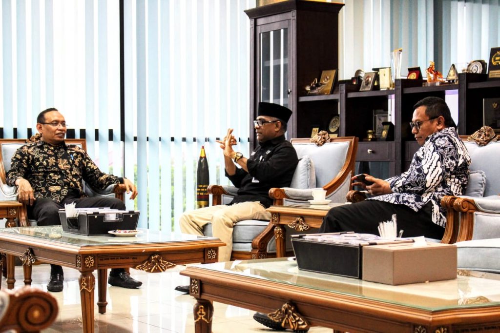 REKTOR UNAIR, Prof Nasih menyambut silaturahmi Kepala Stasiun TVRI JATIM , Akhbar Sahidi, S. Sos beserta jajarannya. (Foto: Agus Irwanto)