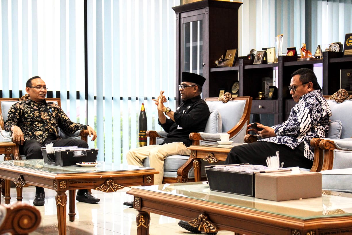 REKTOR UNAIR, Prof Nasih menyambut silaturahmi Kepala Stasiun TVRI JATIM , Akhbar Sahidi, S. Sos beserta jajarannya. (Foto: Agus Irwanto)