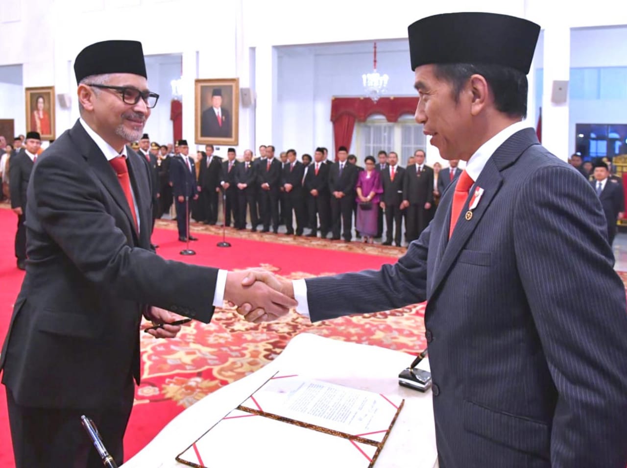 Abdul Kadir Jaelani, Alumni FH UNAIR tahun 1986 Saat Dilantik oleh Presiden Joko Widodo di Istana Merdeka Jakarta. (Foto: Istimewa)