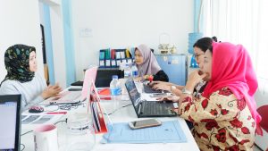 RAPAT persiapan Konferensi Jurnal Terindeks Scopus. Dari kanan, Dr. Santi Isnaini S.Sos., MM.; Rani Sukma Ayu Suteja S.I.Kom.; M.Sc. Siti Dzarfah Maesaroh. S. Sos; dan Dina Septiani B.Comm, M.Comm. PhD. (Foto: Khefti Al Mawalia)