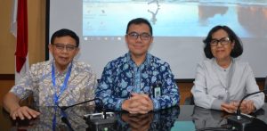 dr. Imran Pambudi (tengah) usai melakukan pertemuan membahas Center of Excellence untuk Tuberkulosis di UNAIR. (Foto: Nuri Hermawan)
