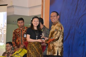 KIRI, Connie Hoe, Ph.D., Assistant Scientist John Hopkins Bloomberg School of Public Health Baltimore United States, saat menerima cenderamata dari Rektor Universitas Airlangga Prof Dr Mohammad Nasih, SE., MT., Ak., CMA., dalam ramah tamah bertajuk Gala Dinner di Hall Kantor Manajemen UNAIR, Kampus C, pada Kamis (24/1/2019). (Foto: Feri Fenoria)