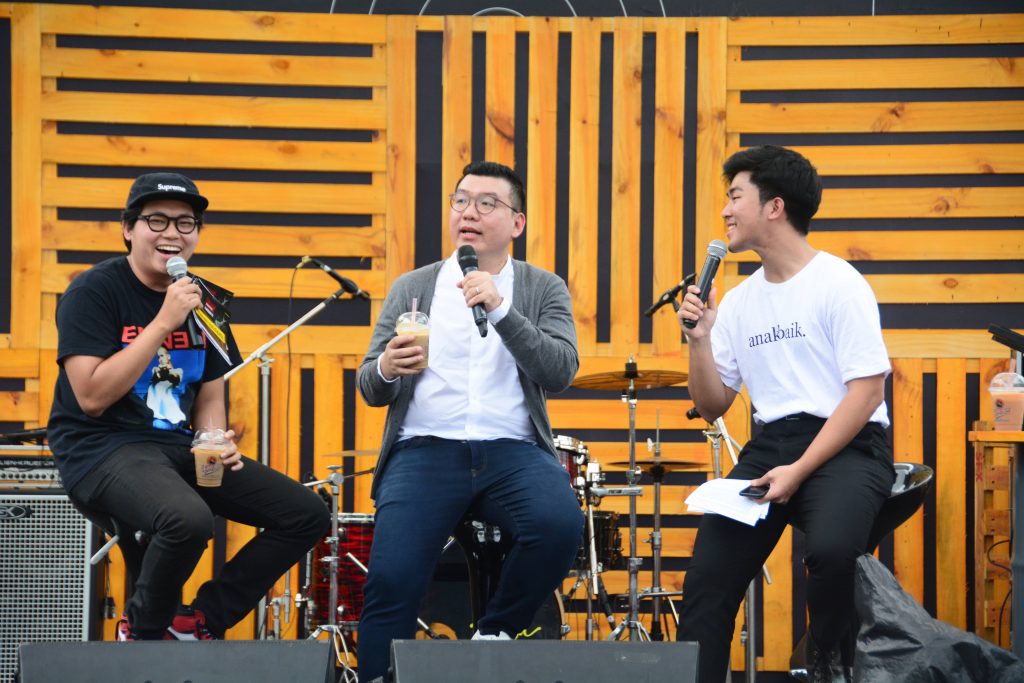 INIJIE (tengah) bersama dengan Duo Budjang dalam talk show soal content creator di halaman Airlangga Convention Center (ACC), Kampus C UNAIR. (Foto: Feri Fenoria)