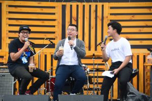 INIJIE (tengah) bersama dengan Duo Budjang dalam talk show soal content creator di halaman Airlangga Convention Center (ACC), Kampus C UNAIR. (Foto: Feri Fenoria)